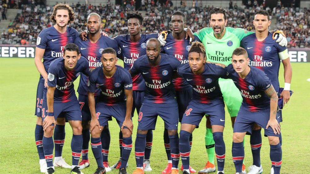 球员倒地救球拼劲十足（球员飞身倒地奋力救球）