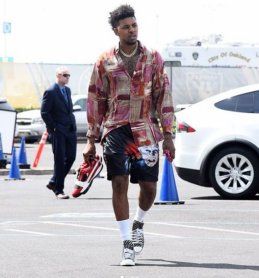 足球这项运动陪伴了我整个初高中，今天我十八岁了，...（从初中到高中，足球一直相伴；十八岁的今天，...）