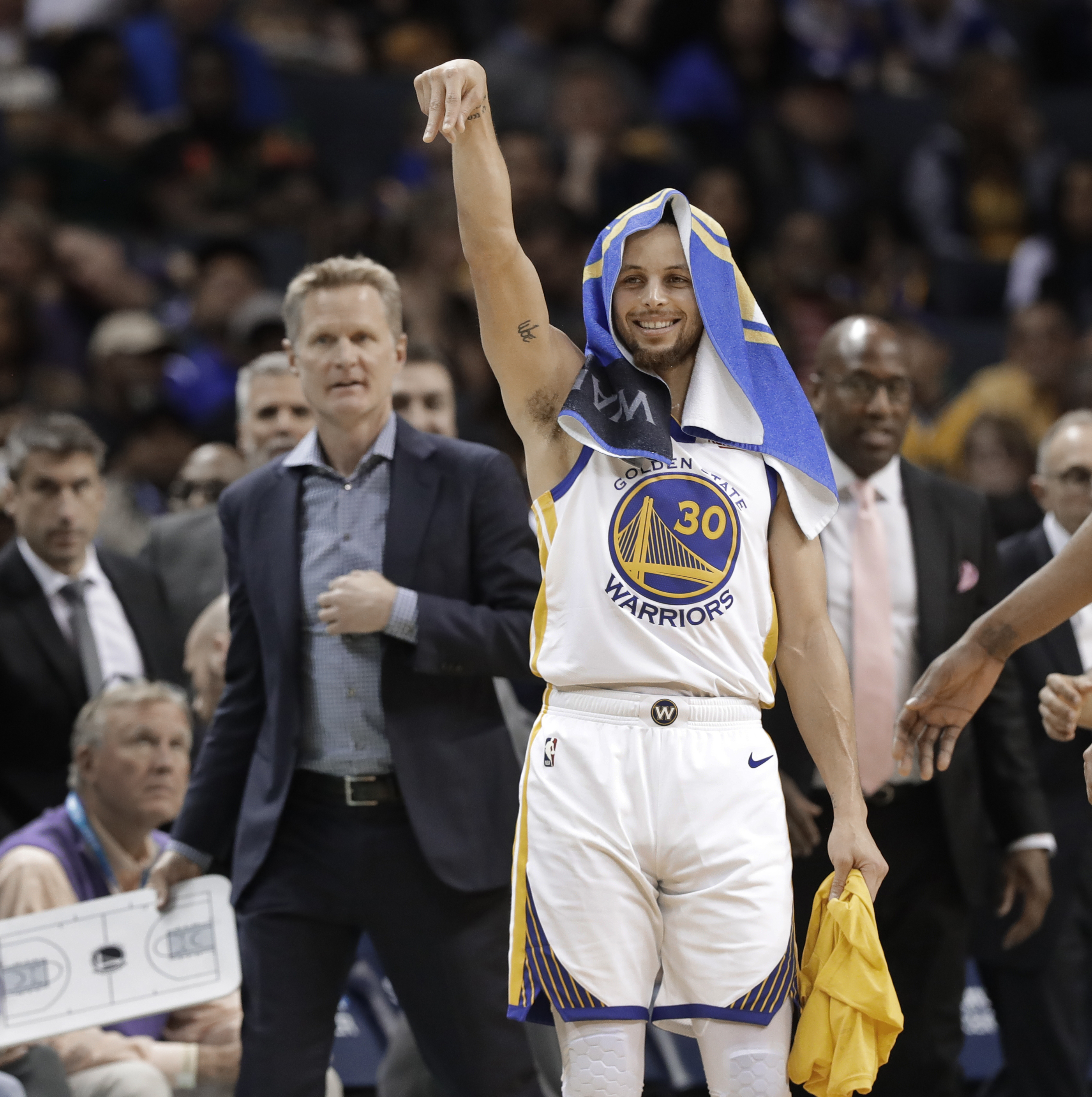 玉昆外援奥斯卡在老家开车遭遇起火，车内人员都及时逃生（玉昆外援奥斯卡老家驾车时车辆起火，车上人员均及时脱险）