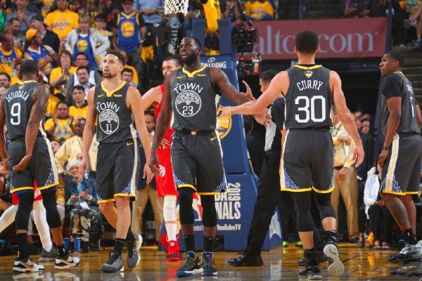 湖人伤病报告：詹姆斯出战成疑，东契奇不在内，斯玛特缺席（湖人伤情更新：詹姆斯出战存疑，东契奇未在伤病名单，斯玛特缺阵）