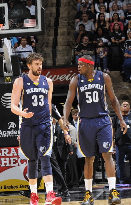 库里再创辉煌，三分球表现惊人（库里再写传奇，三分火力震撼全场）