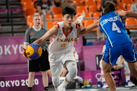 不靠星二代光环，小佩顿是如何拿到2800万合同的？（摆脱“星二代”标签，小佩顿如何拿下2800万合同？）