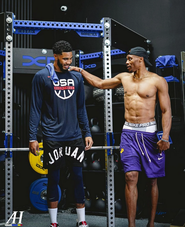 替补球员首秀即得分，成为焦点（替补登场首秀建功，瞬间抢镜）