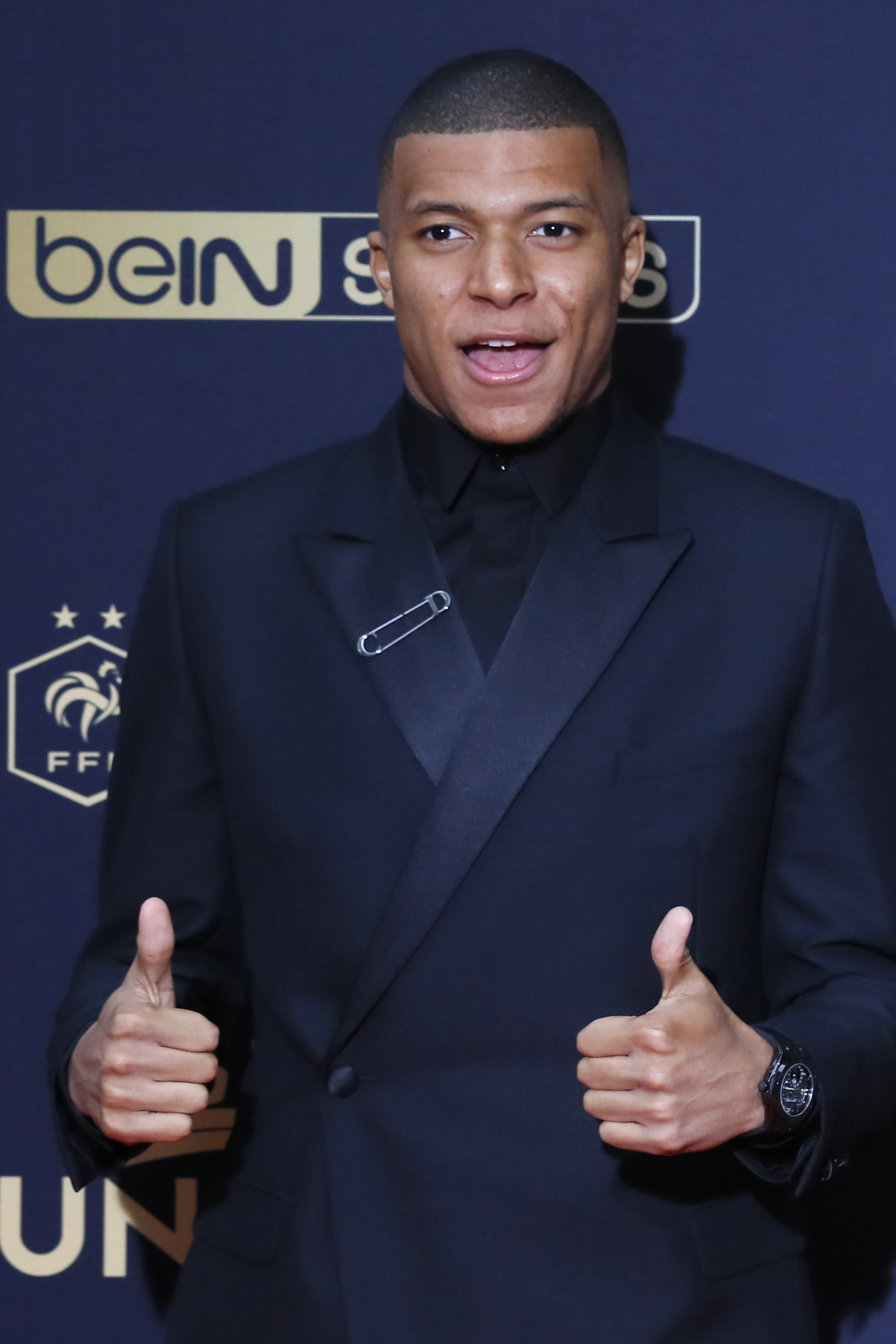 江苏逆转成功震惊球迷（江苏上演大逆转，球迷惊呼不已）