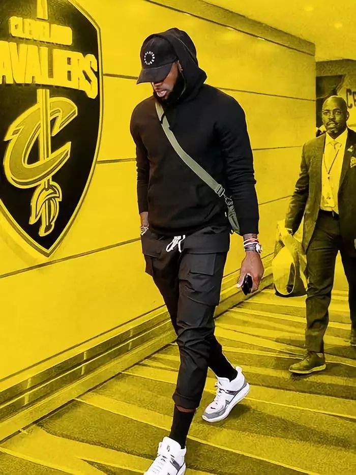 成绩斐然，加斯佩里尼被罗马球迷描绘成魔法师形象画在墙上（战绩辉煌，加斯佩里尼被罗马球迷以魔法师形象涂鸦上墙）